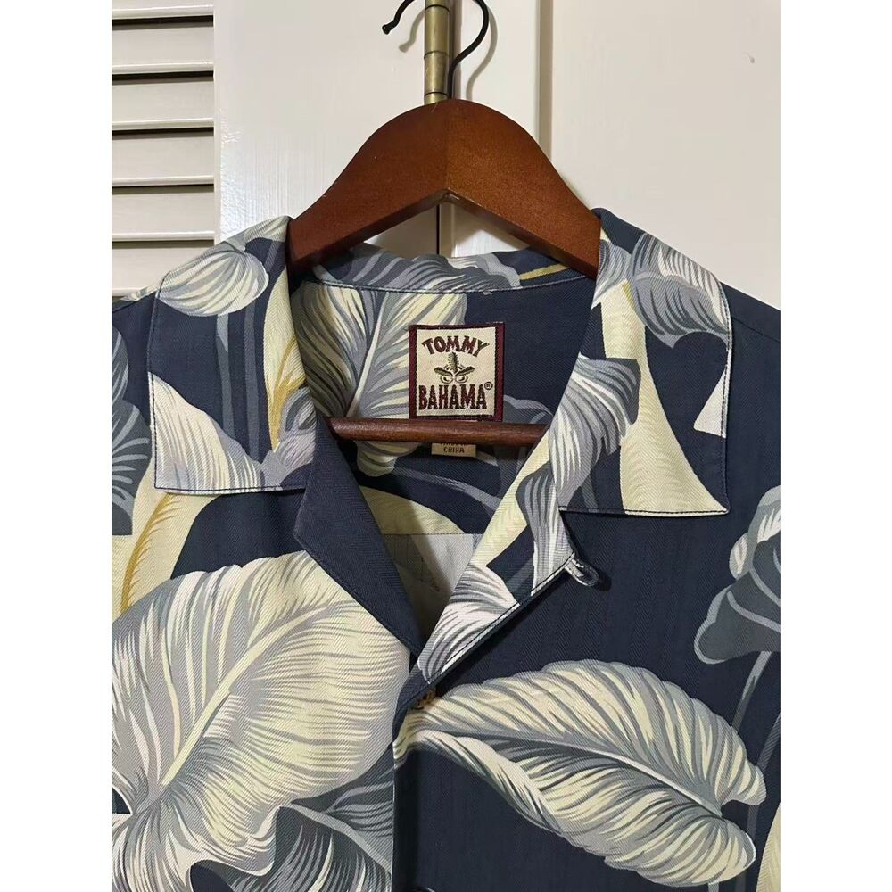 Tommy Bahama Silk Hawaiian Camp Shirt Men's M Blue Tropical Short Sleeve